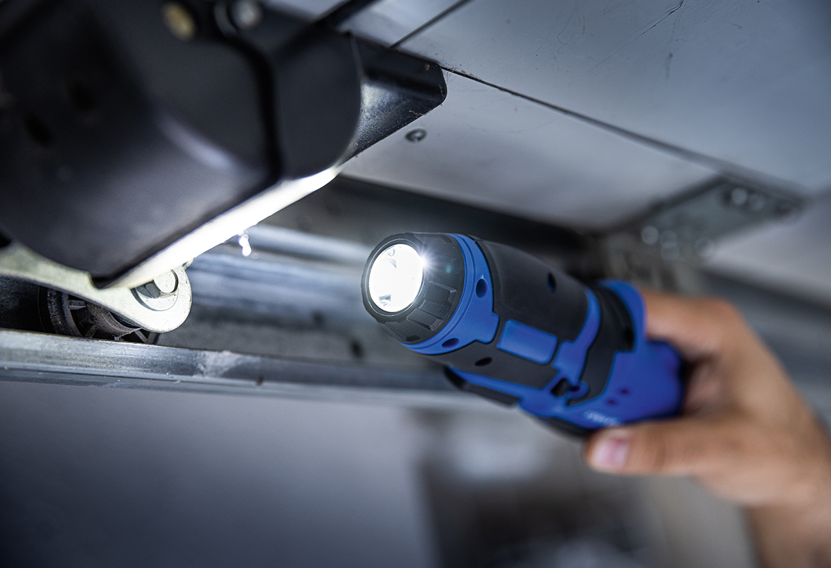 Απεικονίζεται το κατσαβίδι να χρησιμοποιείται ως φακός.